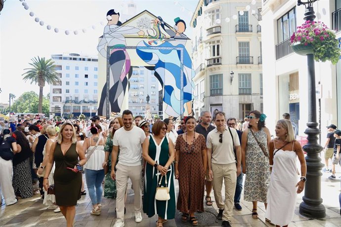 El coordinador de Izquierda Unida Andalucía y diputado en el Congreso, Toni Valero en la foto de familia antes de pasear por la Feria.