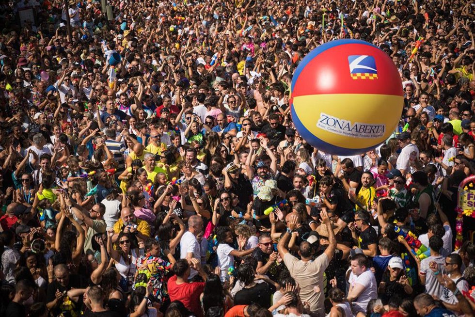 Multitud de personas durante la Fiesta del Agua en Vilagarcía de Arousa 