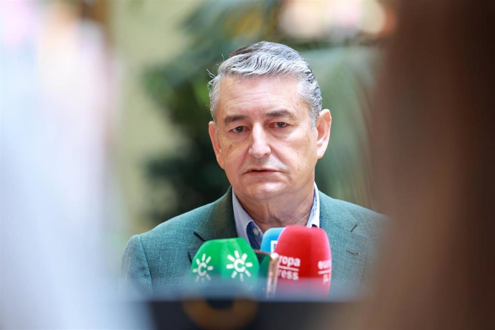 El coordinador de Interior y Emergencias del Partido Popular, Antonio Sanz, atendiendo a los medios en una imagen de archivo. 