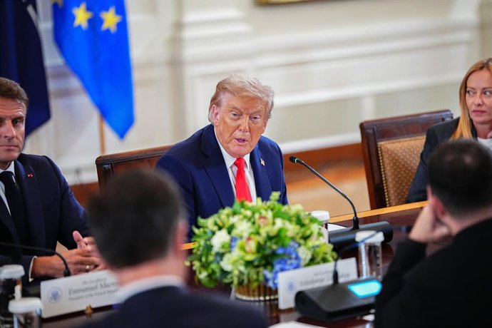 18 de agosto de 2025, EUA, Washington: O presidente dos EUA, Donald Trump (C), faz comentários enquanto participa de uma reunião de alto nível com líderes europeus no Salão Leste da Casa Branca após sua reunião com o presidente ucraniano Volodymyr Zelensk