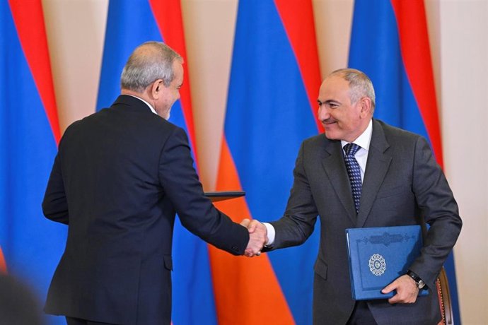 El primer ministro de Armenia, Nikol Pashinián, y el presidente de Irán, Masud Pezeshkian