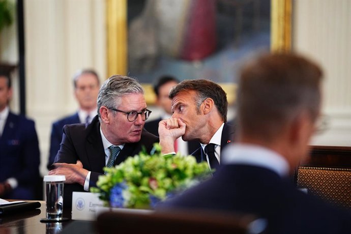 18 de agosto de 2025, EUA, Washington: O primeiro-ministro do Reino Unido, Keir Starmer (à esq.), conversa com o presidente da França, Emmanuel Macron, durante uma reunião de alto nível entre líderes europeus e o presidente dos EUA, Donald Trump, no Salão