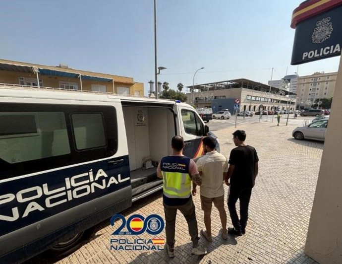 Uno de los detenidos por hacerse pasar por menores no acompañados.