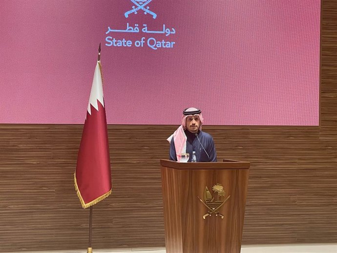 Archivo - DOHA, Jan. 15, 2025  -- Qatari Prime Minister and Foreign Minister Sheikh Mohammed bin Abdulrahman bin Jassim Al Thani speaks at a press conference in Doha, Qatar, on Jan. 15, 2025. Israel and Hamas have agreed to a Gaza ceasefire-for-hostages d