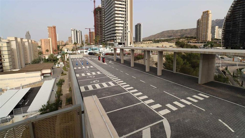 Benidorm (Alicante) licita el contrato para instalar placas fotovoltaicas en el aparcamiento disuasorio de Poniente
