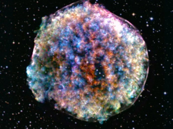 Imagen de la supernova de Tycho en la constelación de Casiopea. Los datos de rayos X del observatorio Chandra se han combinado con una imagen óptica de las estrellas en el mismo campo de visión del Digitized Sky Survey.