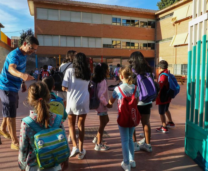 Archivo - Varios niños a su llegada al colegio CEIP Hernán Cortés durante el primer día de comienzo del curso escolar, a 7 de septiembre de 2022, en Madrid (España). 