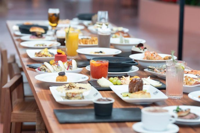 Archivo - Una mesa con comida y bebida.