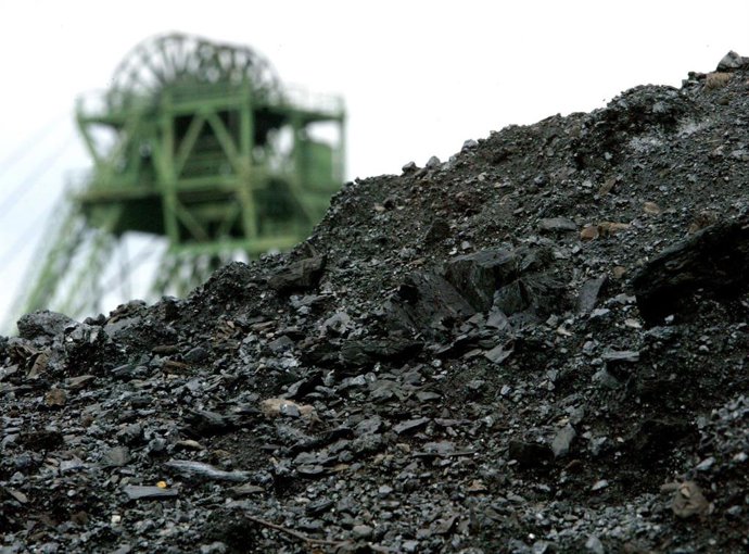 Archivo - Arquivo - Arquivado - 21 de maio de 2003, Kamp-Lintfort: Vista de uma pilha de carvão em frente à mina de carvão. A gigante britânica da mineração Anglo American está pronta para vender seu negócio de carvão siderúrgico remanescente para a Peabo