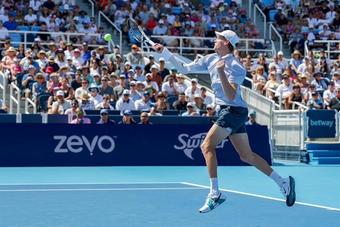 18 August 2025, US, Mason: Italian tennis player Jannik Sinner in action against Spanish Carlos Alcaraz during their men's singles final match of the Cincinnati Open at the Lindner Family Tennis Center. Photo: Scott Stuart/ZUMA Press Wire/dpa
