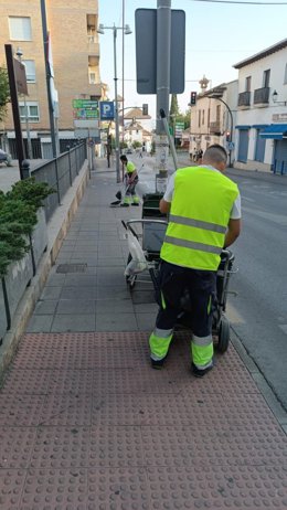 Trabajador de limpieza en La Zubia (Granada).