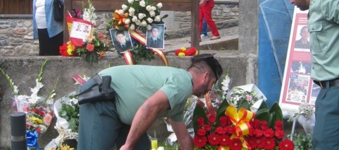 Archivo - Imagen de archivo del homenaje a los dos agentes de la Guardia Civil asesinados por ETA en 2000, en Sallent de Gállego (Huesca)
