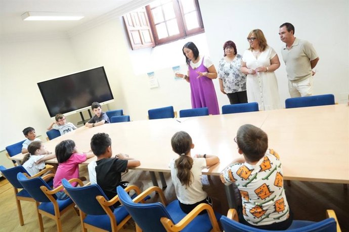 La viceconsejera de Cultura y Deportes, Carmen Teresa Olmedo,visita los talleres infantiles de la Biblioteca de Castilla-La Mancha.
