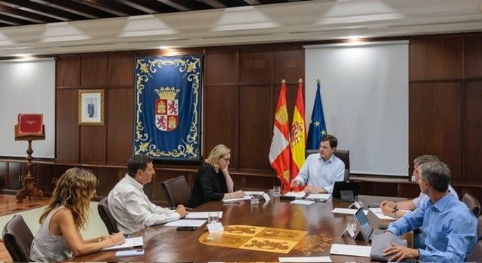 El presidente de la Junta de Castilla y León, Alfonso Fernández Mañueco, se reúne con miembros del Ejecutivo autonómico para avanzar en el plan de recuperación de las zonas afectadas por los incendios forestales.