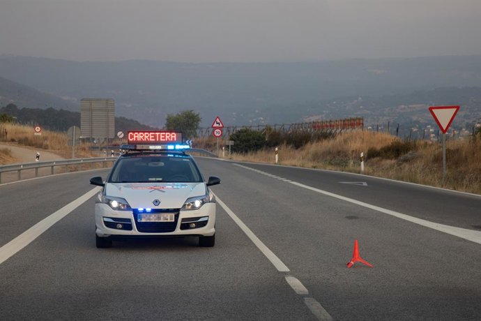 Carretera CL-505 cortada por el incendio originado en San Bartolomé de Pinares, a 9 de agosto de 2025, en Navas del Marqués, Ávila, Castilla y León (España). El Centro de Coordinación Operativa Integrado (Cecopi) ha ordenado la evacuación de Ciudad ducal 