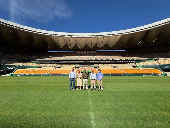 El alcalde de Sevilla, José Luis Sanz, durante su visita a los trabajos de mejora del acceso al estadio de La Cartuja.
