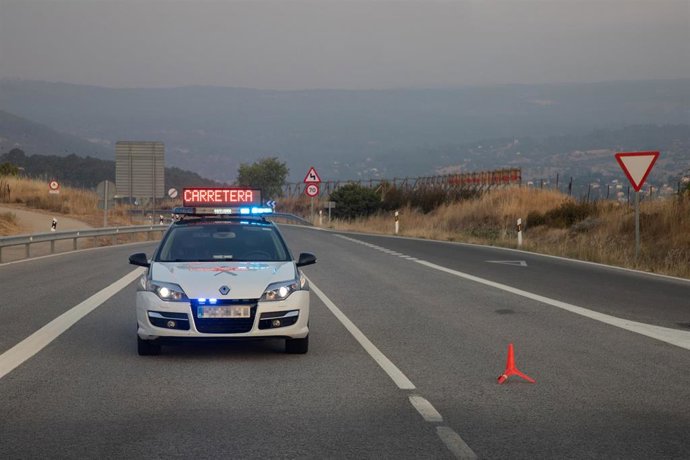 Carretera CL-505 cortada por el incendio originado en San Bartolomé de Pinares, a 9 de agosto de 2025, en Navas del Marqués, Ávila, Castilla y León (España). El Centro de Coordinación Operativa Integrado (Cecopi) ha ordenado la evacuación de Ciudad ducal 