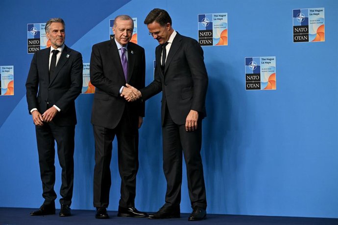 Archivo - 24 June 2025, Netherlands, Hague: (left to right) Prime Minster of Netherlands Dick Schoof looks on as President of Turkey Recep Tayyip Erdogan shakes hands with NATO Secretary General Mark Rutte at the Nato Summit at the Hague, Netherlands. Pho