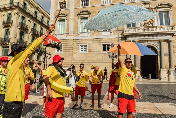 Socorristas de Barcelona durante una concentración, en la plaza Sant Jaume, a 1 de agosto de 2025, en Barcelona, Catalunya (España)