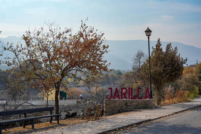 Cartel de Jarilla con los alrededores quemados, a 19 de agosto de 2025, en Jarilla, Cáceres, Extremadura.