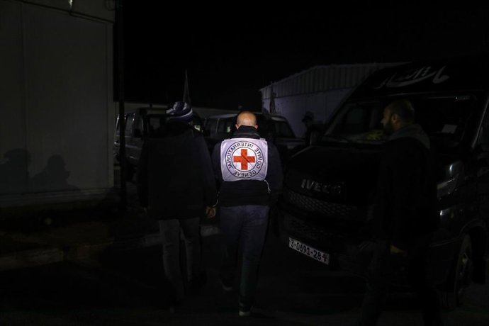 Archivo - 26 February 2025, Palestinian Territories, Gaza: Members of the Red Cross prepare to move to the Kerem Shalom crossing to transport Palestinian prisoners to the European Hospital in Khan Yunis, after their release from Israeli prisons, in the la