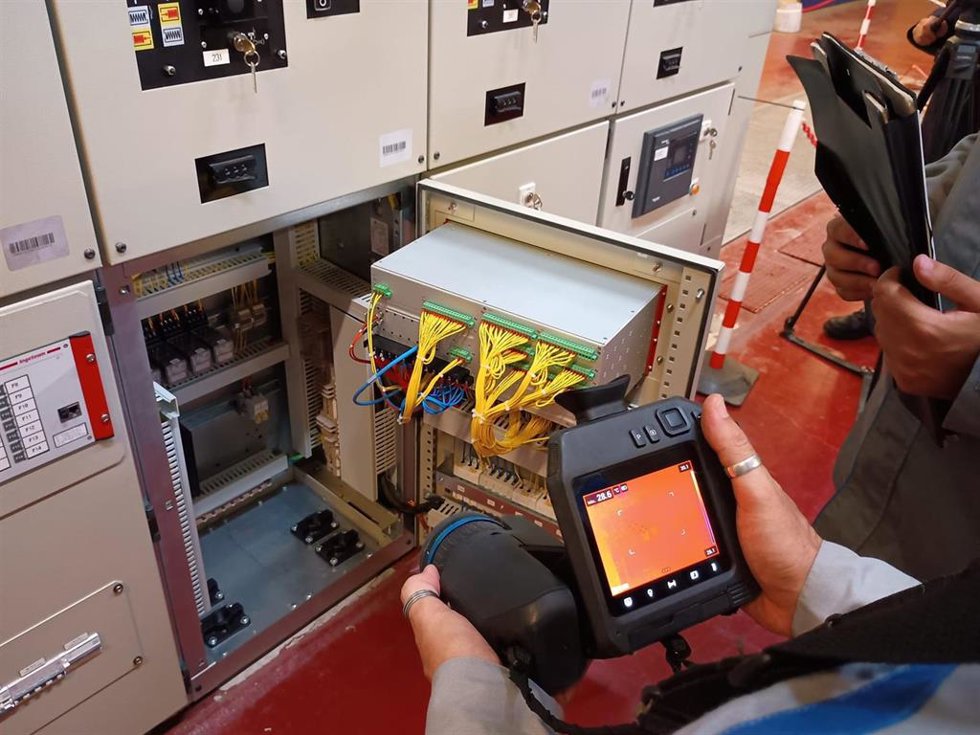Técnicos de alta tensión de Endesa revisando con una cámara termográfica las nuevas cabinas de media tensión recién instaladas