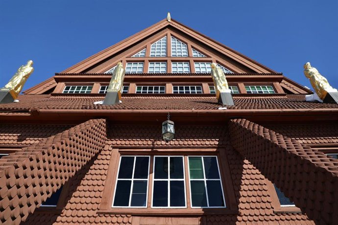 Archivo - La iglesia de Kiruna, fotografiada en 2021, antes de su reubicación. Diseñada por el arquitecto Gustaf Wickman para asemejarse a una cabaña indígena sami