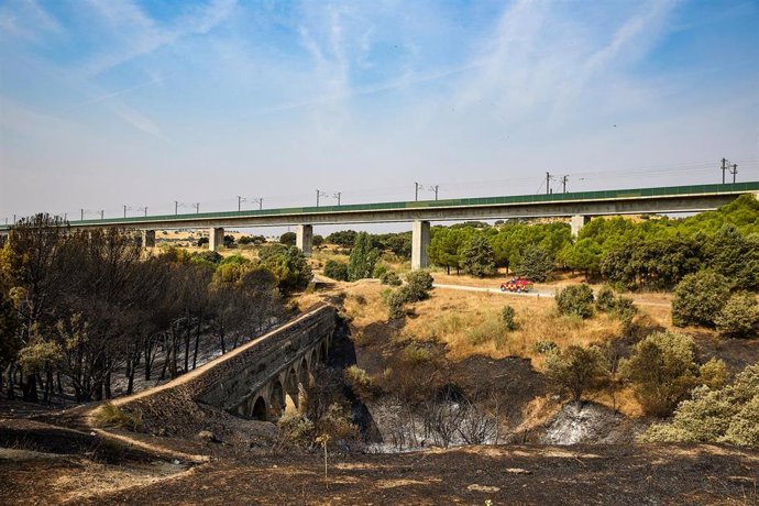Un coche de bomberos se acerca al incendio en Colmenar Viejo, 