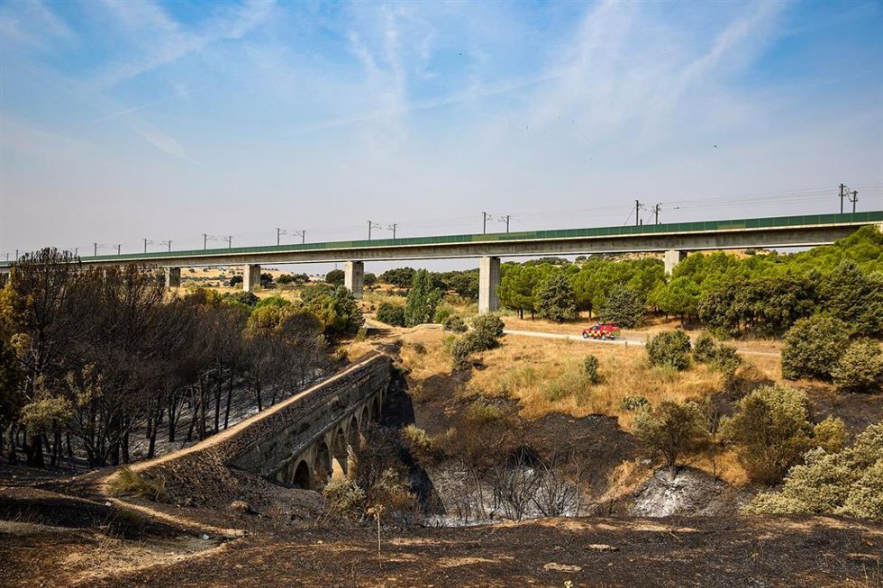 Un coche de bomberos se acerca al incendio en Colmenar Viejo, 