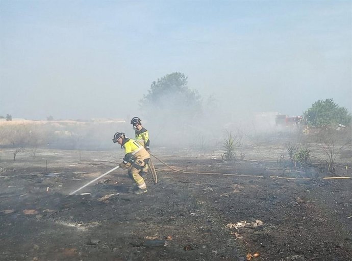 Bomberos trabajando en la extinción del incendio