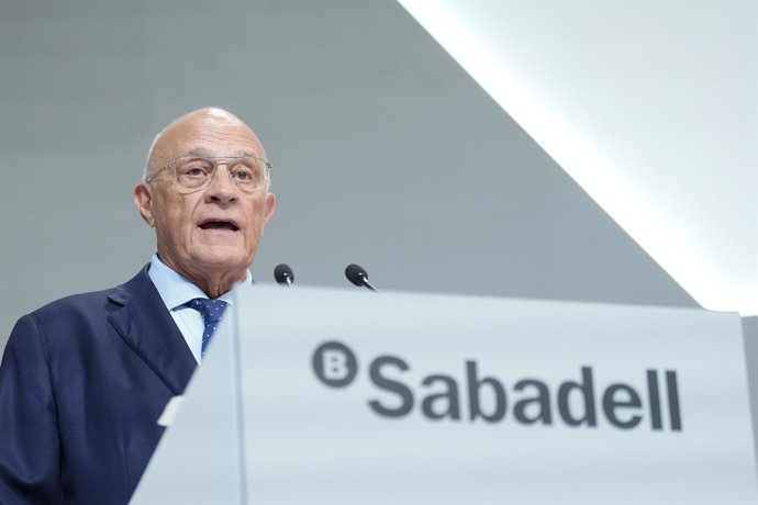 El presidente del Banco Sabadell, Josep Oliu, interviene durante la junta general extraordinaria de accionistas de Banco Sabadell, a 6 de agosto de 2025, en Sabadell, Barcelona, Catalunya (España)