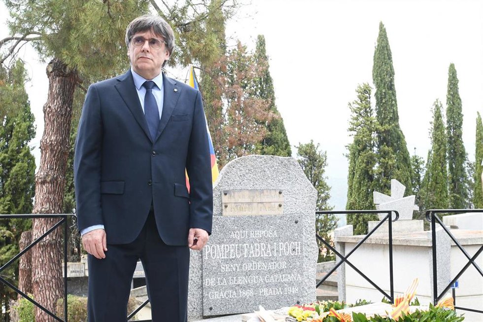 El líder de Junts y expresidente de la Generalitat, Carles Puigdemont, en una ofrenda floral ante la tumba de Pompeu Fabra antes de dar una conferencia en la Universitat Catalana d'Estiu (UCE)
