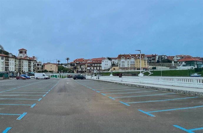 Archivo - Aparcamiento de la playa de Comillas