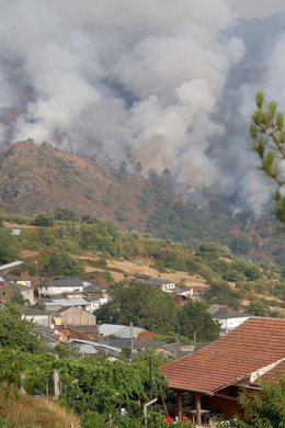 Incendio forestal se acerca a Quiroga, a 17 de agosto de 2025, en Quiroga, Lugo, Galicia.