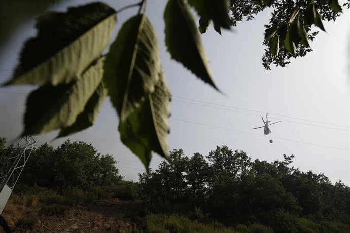 Helicóptero bombardero continúa con la tareas de extinción para sofocar el incendio forestal de Yeres-Llamas de la Cabrera (León).