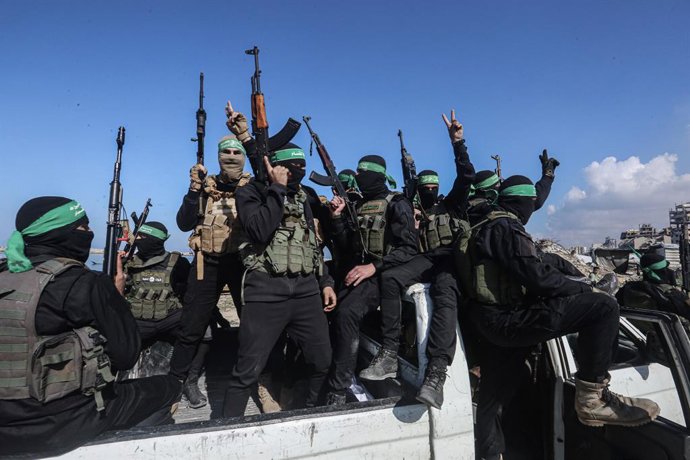 Archivo - February 1, 2025, Gaza City, Gaza Strip, Palestinian Territory: Israeli hostage Keith Siegel being delivered to representatives of the International Committee of the Red Cross (ICRC) by fighters of the Ezz al-Din Al-Qassam brigades, the military