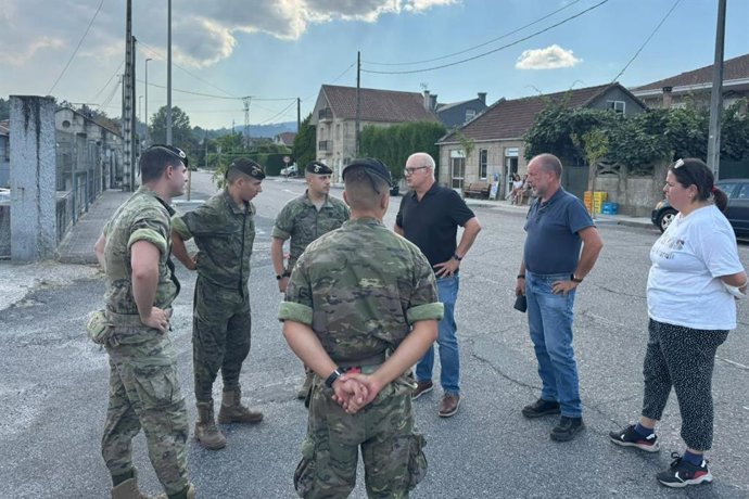 El subdelegado del Gobierno en Ourense, Eladio Santos, con miembros de la Brigada Paracaidista (BRIPAC) en Melón.