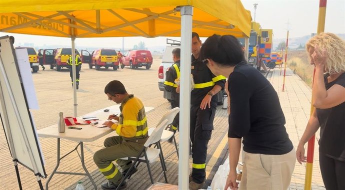 La voluntarias Isa y Mari Paz junto a los brigadistas.