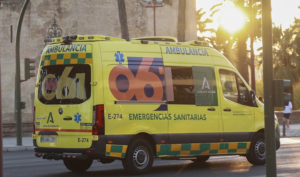 Archivo - Ambulancia de 061 en Sevilla.