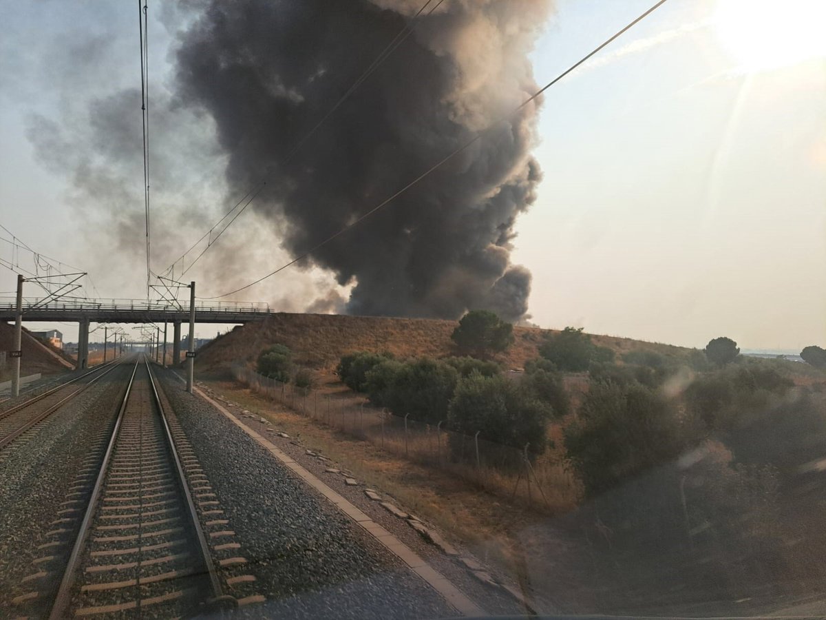Suspendida la circulación de trenes entre Yeles y La Sagra por un incendio de una fábrica cercana a la vía