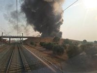 Suspendida la circulación de trenes entre Yeles y La Sagra por un incendio de una fábrica cercana a la vía