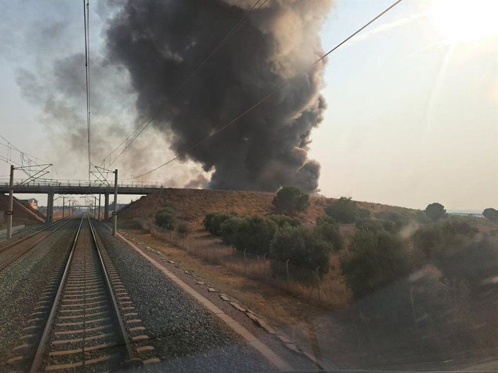 Suspendida la circulación entre Yeles y La Sagra (Toledo) por un incendio de una fábrica cercana a la vía.