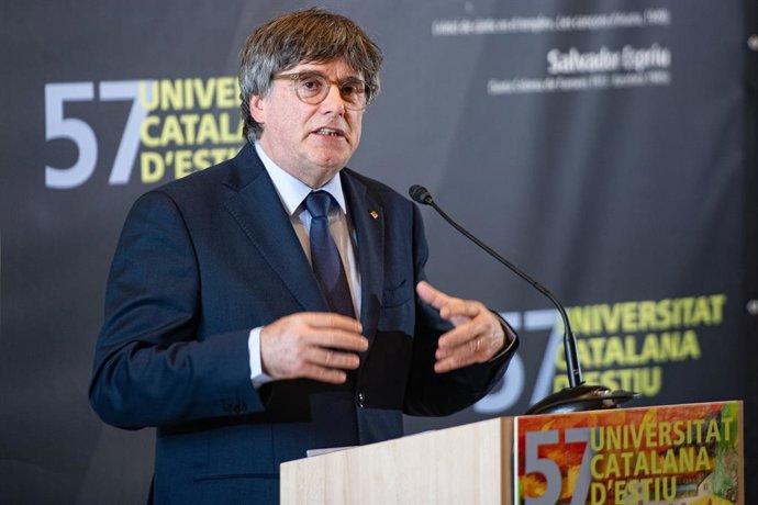 El president de Junts, Carles Puigdemont, intervé durant una conferència, en el Liceu Renouvier, a 19 d'agost de 2025, a Prada de Conflent (França). Puigdemont participa en la 57ª edició de la Universitat Catalana d?Estiu, on ha ofert una 