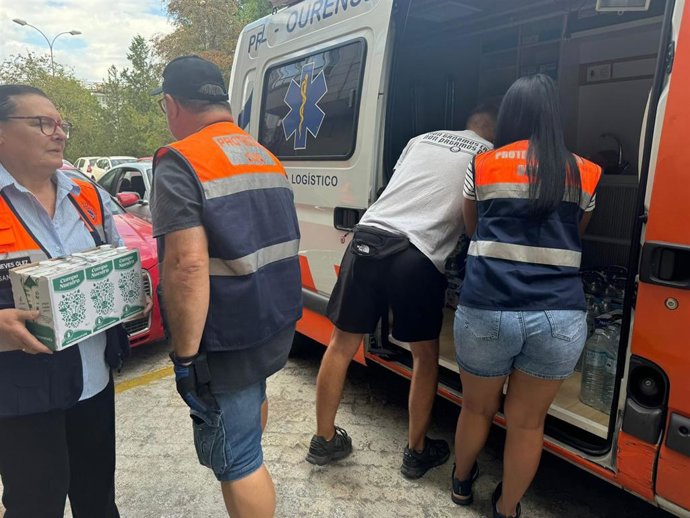 Voluntarios de Protección Civil de Ourense cargando comida, a 19 de agosto de 2025.