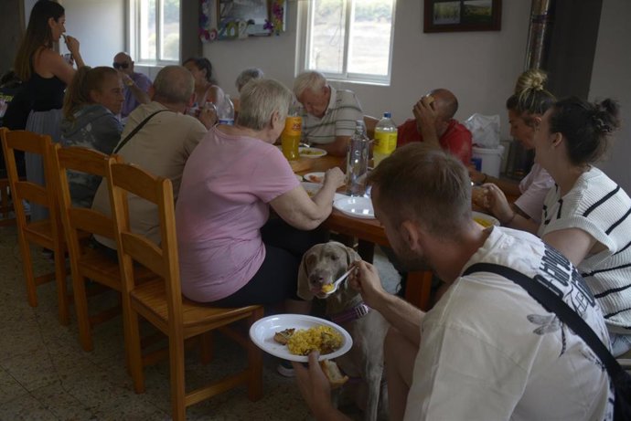 Varios vecinos comen juntos en Cernego en Villamartín de Valdeorras, Ourense