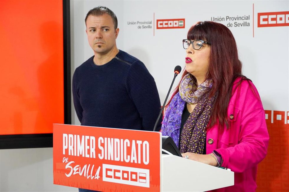 Archivo - El secretario de Acción Sindical de CCOO de Sevilla, Sergio Montero, y Carmen Tirado, del Área de Salud Laboral de CCOO de Sevilla. Imagen de archivo. 