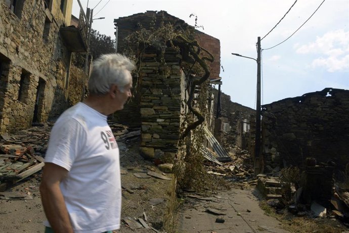 Vista tras el incendio en San Vicente de Leira en Villamartín de Valdeorras, Ourense
