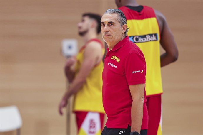 Sergio Scariolo, técnico da Espanha, observa durante uma sessão de treinamento da equipe nacional de basquete da Espanha na Ciudad Deportiva Real Madrid, em 19 de agosto de 2025, em Madri, Espanha.