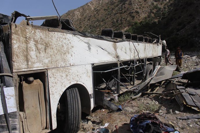 Archivo - BAGHLAN, July 17, 2024  -- This photo taken on July 16, 2024 shows a wrecked passenger bus in Baghlan province, north Afghanistan.   At least 17 persons have been confirmed dead and 34 others were injured as a passenger bus plunged into ravine i
