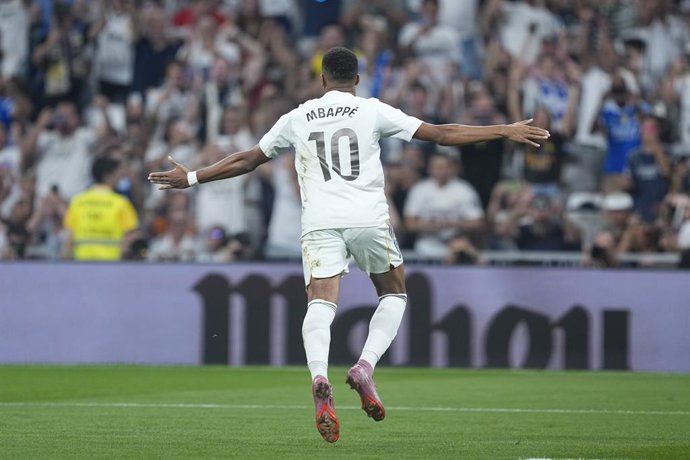 Kylian Mbappe, do Real Madrid CF, comemora um gol durante a partida de futebol da Liga Espanhola, LaLiga EA Sports, disputada entre o Real Madrid e o CA Osasuna no estádio Santiago Bernabeu em 19 de agosto de 2025, em Madri, Espanha.
